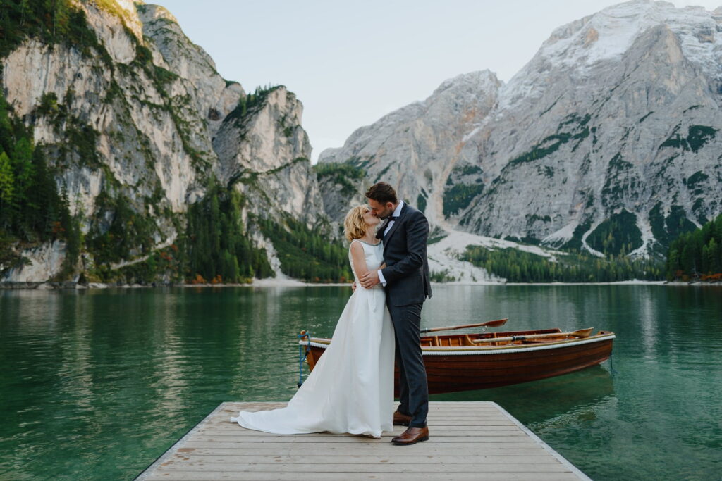 Ślubna sesja zdjęciowa nad Lago di Braies Włochy