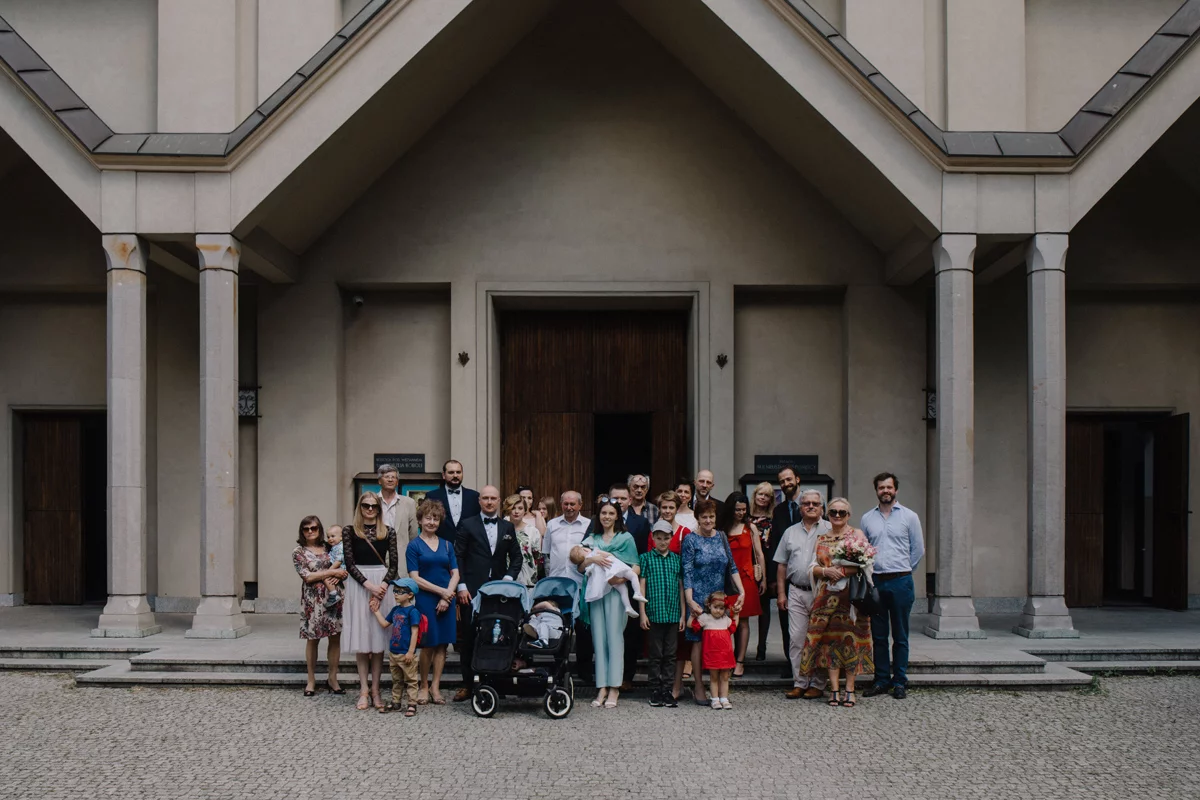 Zdjęcie grupowe przed kościołem z okazji chrztu